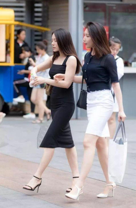  #气质#街拍：黑色系的气质美女，酷酷的有种帅劲，长相清秀又美丽