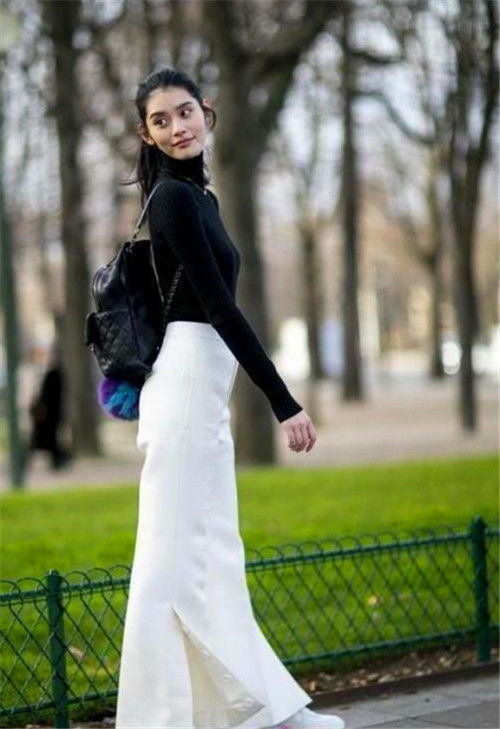  【短发】街拍：短发美女穿短裙配细高跟，腰细腿长，身材曼妙