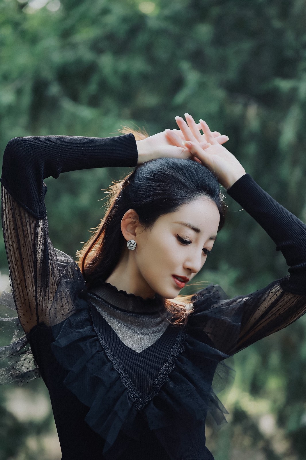 今日,卓尔文化旗下演员曲凌子在生日之际,曝光一组森系复古写真,扑面