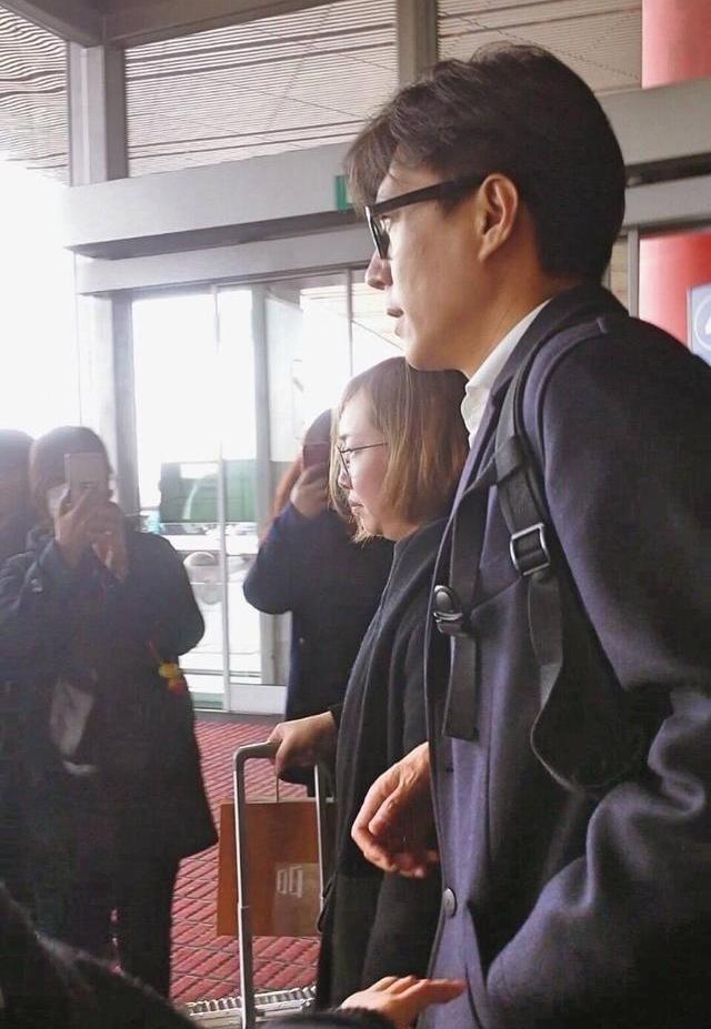 李佳晒丈夫早起照,靳东累得睁不开眼 李佳晒丈夫早起照,靳东累得睁不开眼