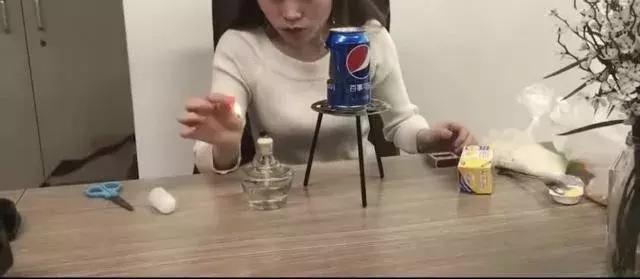 模仿视频博主制作爆米花，女孩点燃高浓度酒精引起爆炸身亡