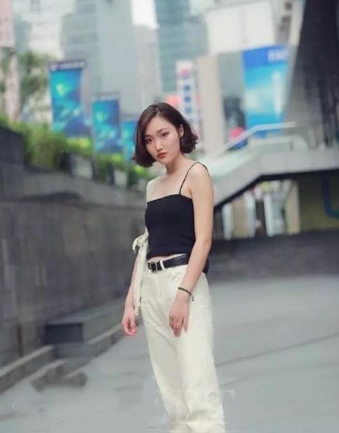  『风姿绰约』街拍：风姿绰约的白色装美女，身材苗条有致，彰显十足女性魅力