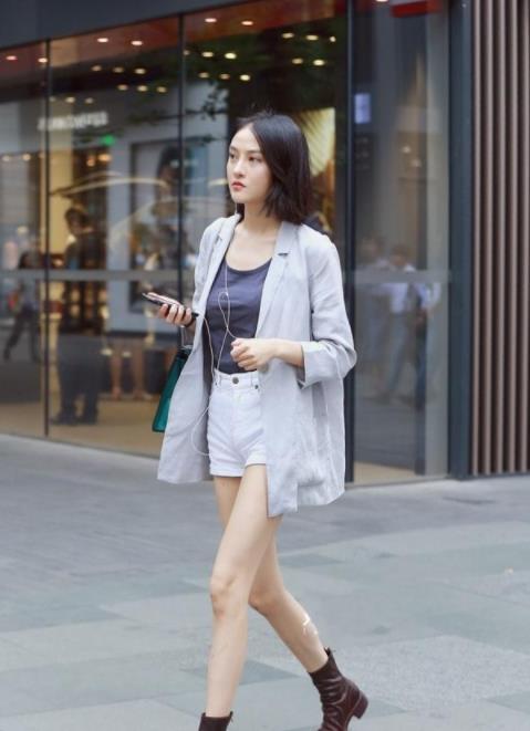  [身穿]街拍：小姐姐身穿牛仔短裤，秀出完美的大长腿，令人赏心悦目