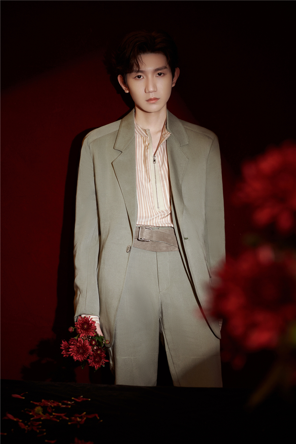 王源五四晚会领唱《破浪》 用歌声献礼青春为奋斗者点赞 - 360娱乐,你