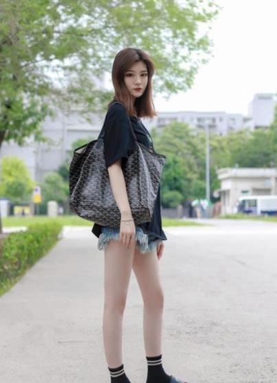  「气质」街拍：小姐姐身穿T恤搭配长裤，高挑的身段，俏美中带着十足气质