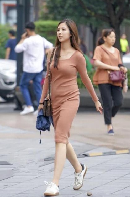  「身穿」街拍：长发披肩的小美女，身穿镂空长裙，温婉可人
