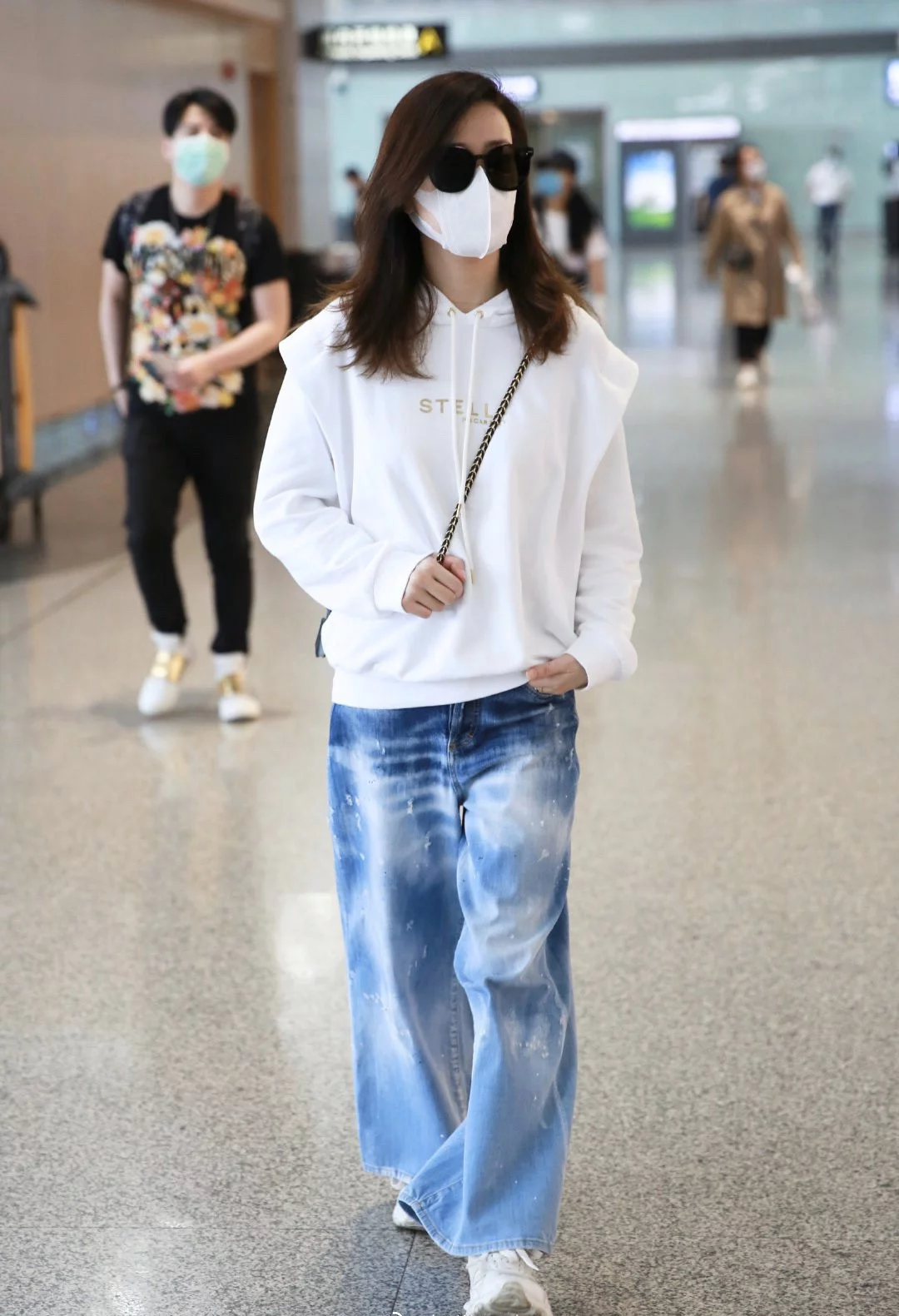 佘诗曼穿白色连帽卫衣配扎染牛仔裤, 时髦感不像45岁 - 全文 热门段子 热图4