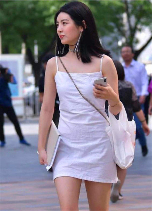 【简直】街拍:女身穿印花衬衫,下半身搭配一件修身的牛仔长裤,简直就是时尚达人本人