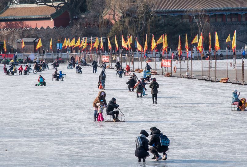北京北海公园上演清代皇家冰嬉 北海公园冰场开放