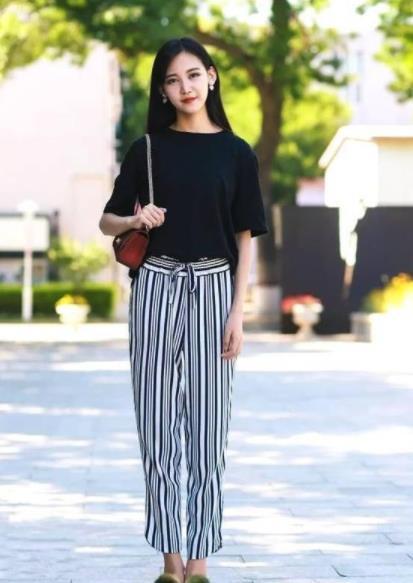  「气质」街拍：小姐姐身穿T恤搭配长裤，高挑的身段，俏美中带着十足气质