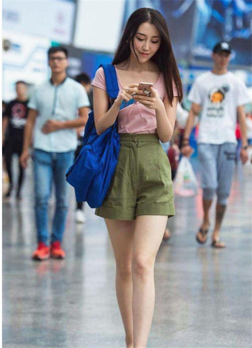  【展露】街拍：长发美女身穿袭黑裙，展露窈窕身姿，尊贵典雅