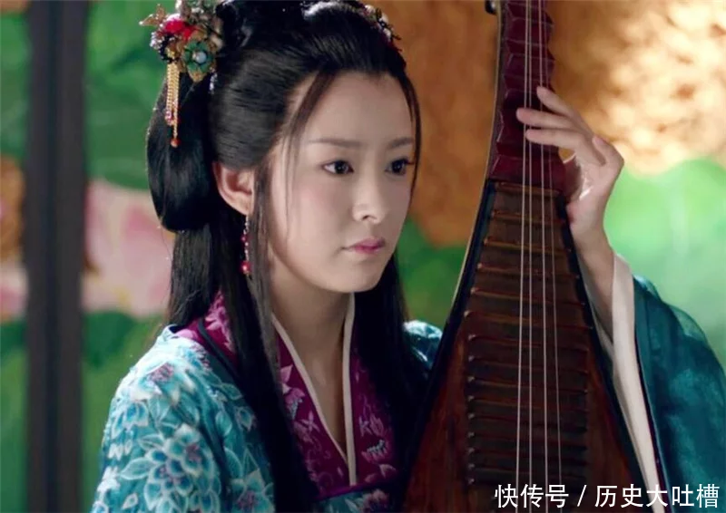 才女出上联：“野花不种年年有”，才子妙对下联，喜结良缘