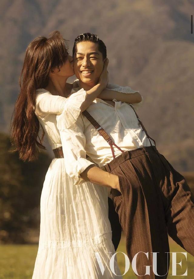 林志玲上akira封面 热情拥吻小7岁老公