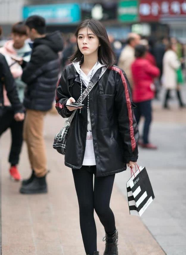  美女■街拍：美女黑白色的休闲装，低沉的滋味又不失高雅，显出更帅气有型