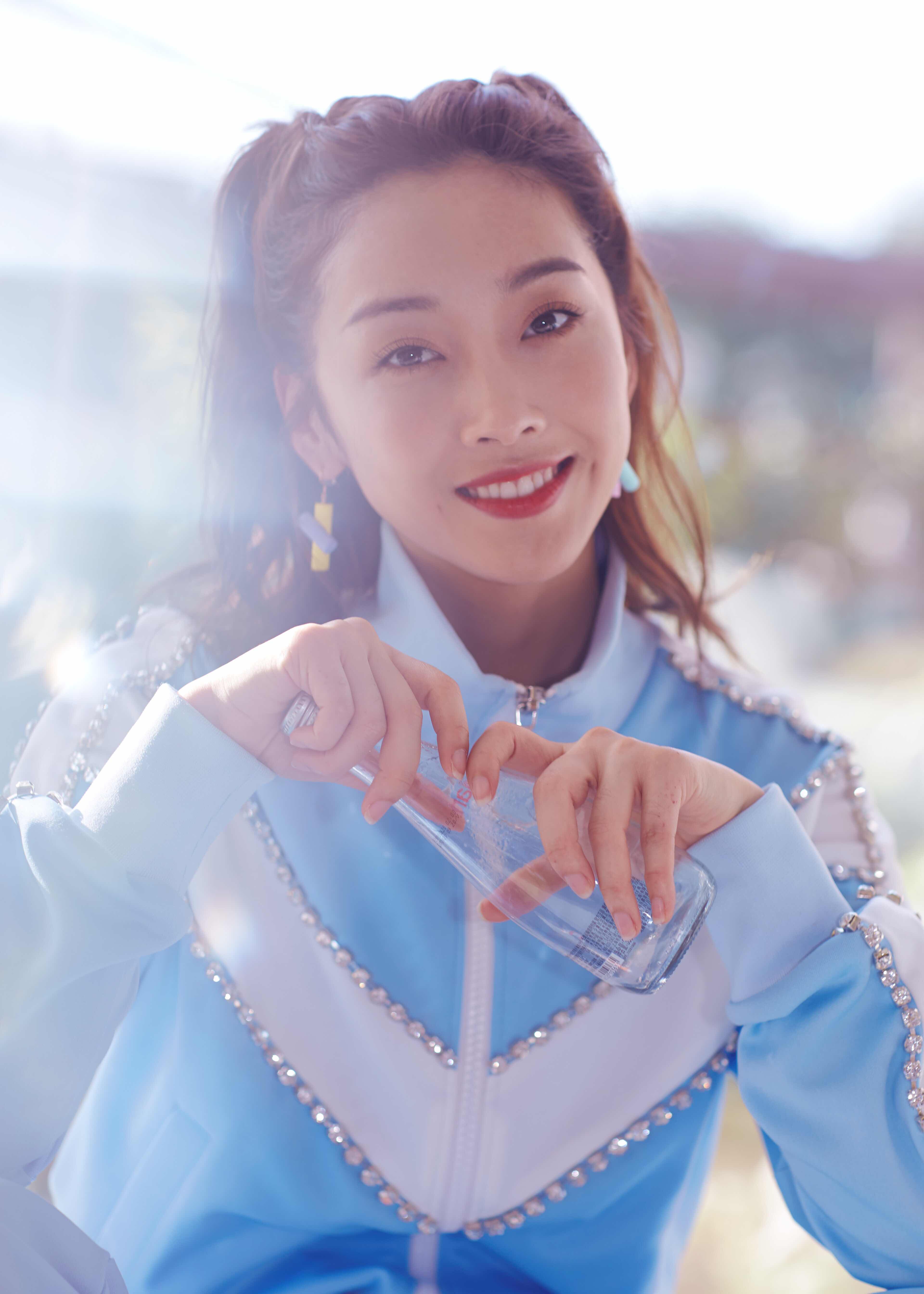点击get美颜新壁纸！宣璐元气双马尾出镜玩转校园运动风
