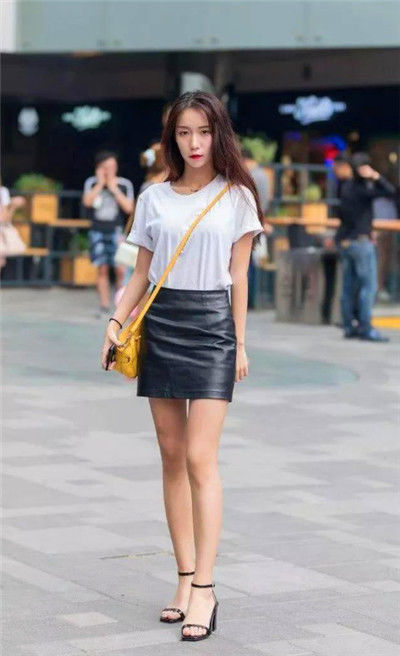  #尽显#街拍：头上架着墨镜的美女，身穿毛衣搭配浅色修身长裤，尽显时尚的魅力