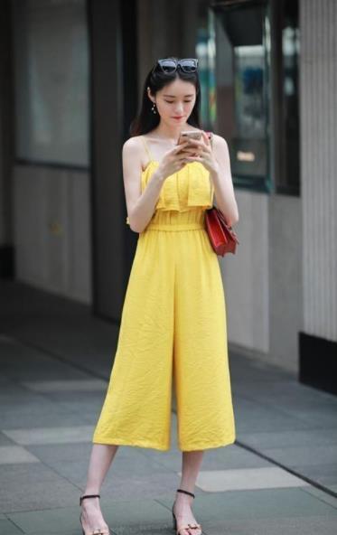  「气质」街拍：小姐姐身穿T恤搭配长裤，高挑的身段，俏美中带着十足气质