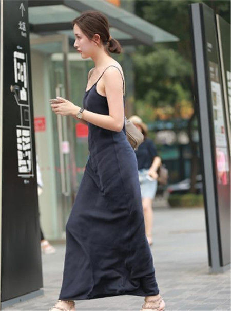  『美女』街拍：美女黑色吊带长裙，气质高贵典雅，轻松秀出高挑曼妙的好身材