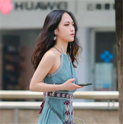  『尽显』街拍：时尚靓丽的美女，身穿印花套装，尽显曼妙好身姿
