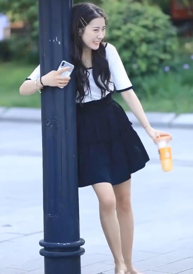  【小美女】街拍：小美女身穿一条黑色的长裤，直筒的效果，非常好看