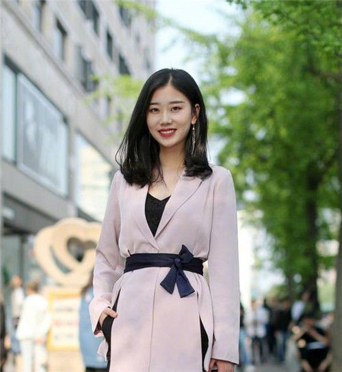  『气质佳』街拍：身材好气质佳的小美女，卡其色的休闲外套配牛仔裙，显得特别精致漂亮
