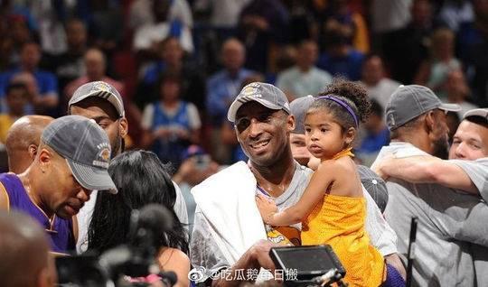 科比给二女儿讲解比赛（科比赛场与女儿击掌的图） 科比给二女儿讲授

比赛

（科比赛

场与女儿击掌的图）《科比指导女儿打球》 女科知识