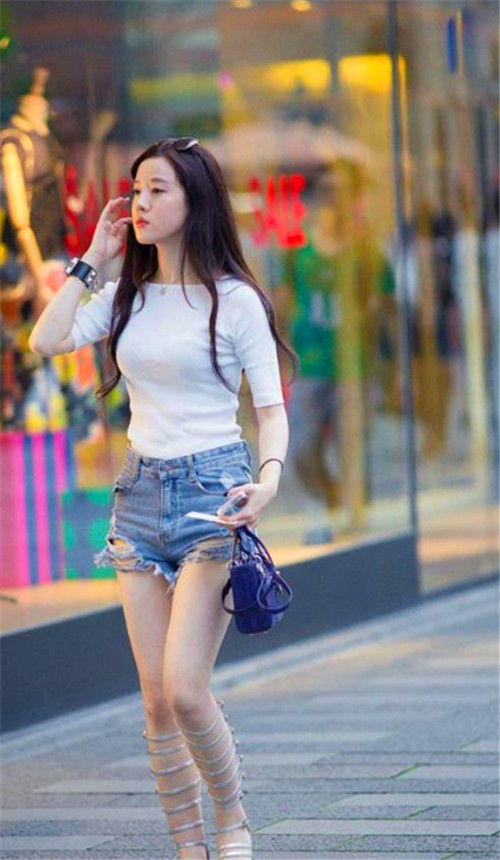 尽显■街拍:身材高挑的小美女,打扮时尚靓丽,尽显低调冷艳的美