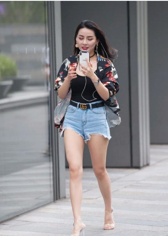  身穿：街拍：身穿黑色吊带衣服小姐姐，时尚墨镜，给人酷酷的感觉