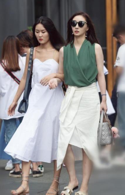  『紧身裤』街拍：美女身穿破洞紧身裤配高跟鞋，时尚大气魅力十足