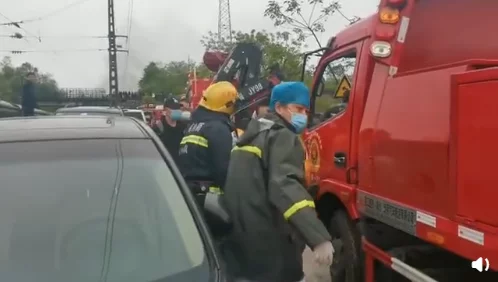 京广铁路区段塌方致T179次脱线 未造成人员死亡中国消防:经第一轮搜救,#T179# 客运火车起火车