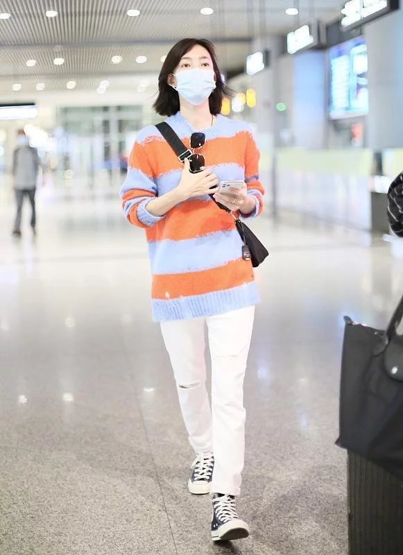 王丽坤白色风衣配红色T恤走机场, 清爽甜美很减龄 明星资料 热图4