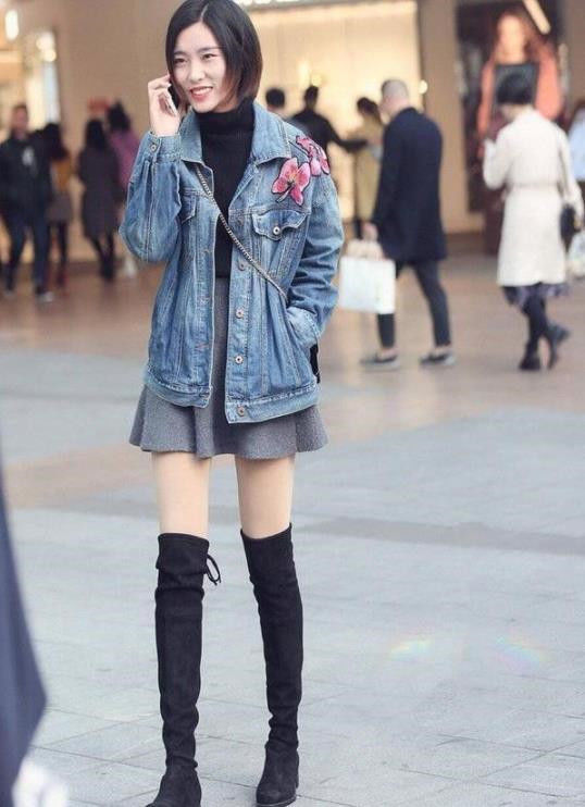 『温柔』街拍:身穿浅色裙子的小胖妹,可爱温柔,温婉可人