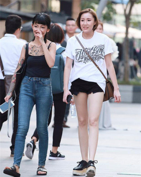  「闺蜜」街拍：吊带牛仔美女纹身好亮眼，闺蜜的大长腿白皙无瑕