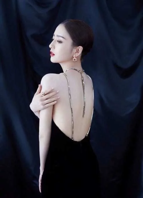 佟丽娅瘦出新高度，黑色吊带裙秀出性感锁骨与美背 明星资料 热图5