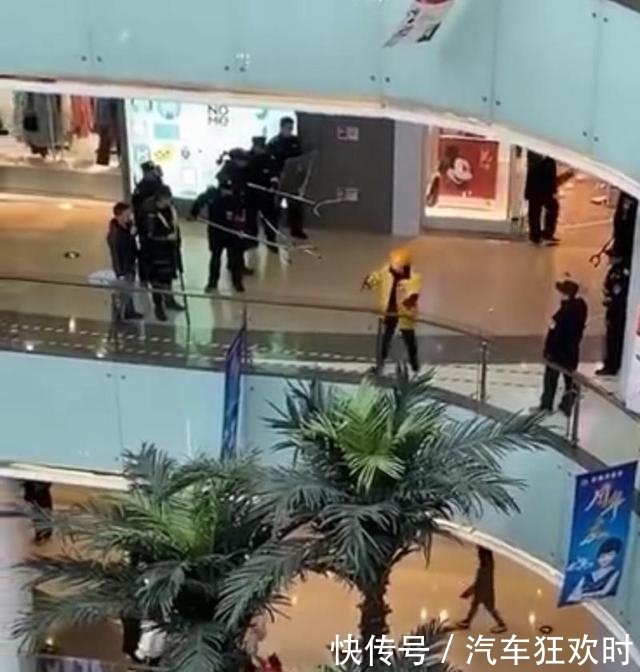 外卖员商场持刀