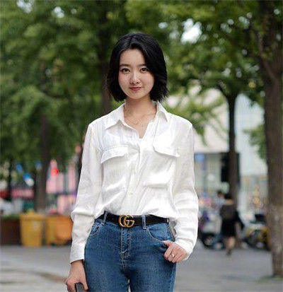  『衬衣』街拍：齐肩秀发的小姐姐，身穿白色衬衣配牛仔短裤，笑容甜美可爱