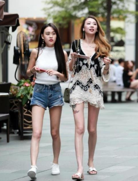  黄色：街拍：黄色长发的美女，黑色上衣搭短裤，尊贵优雅大气