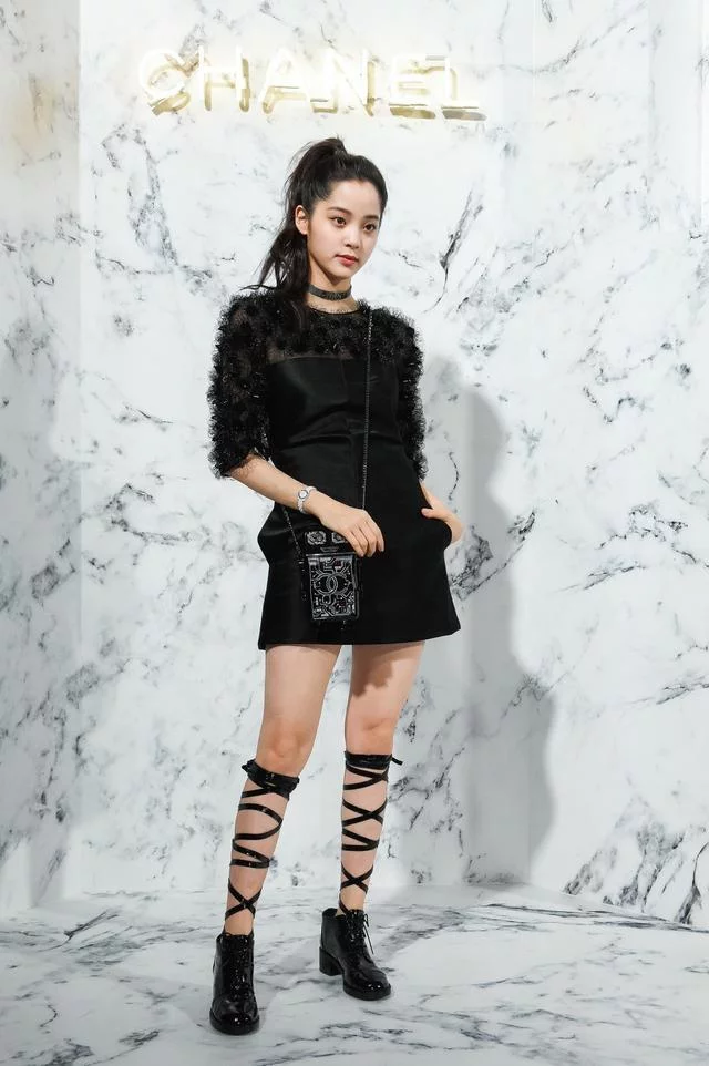欧阳娜娜在小腿上绑黑丝带，有趣又潮流时尚