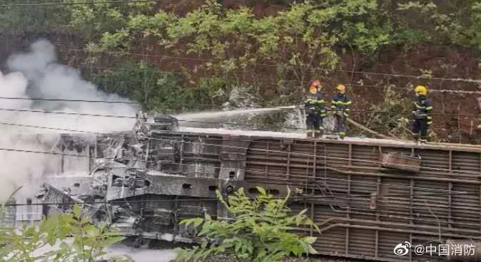 京广铁路区段塌方致T179次脱线 未造成人员死亡中国消防:经第一轮搜救,#T179# 客运火车起火车