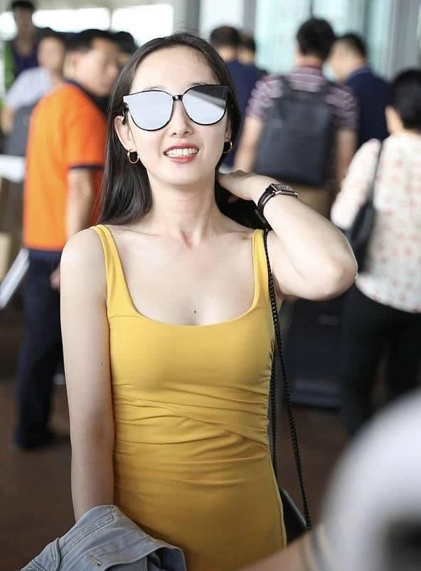 蒋梦婕穿黄色吊带裙甜美亮相机场，皮肤白皙大秀美长腿图2