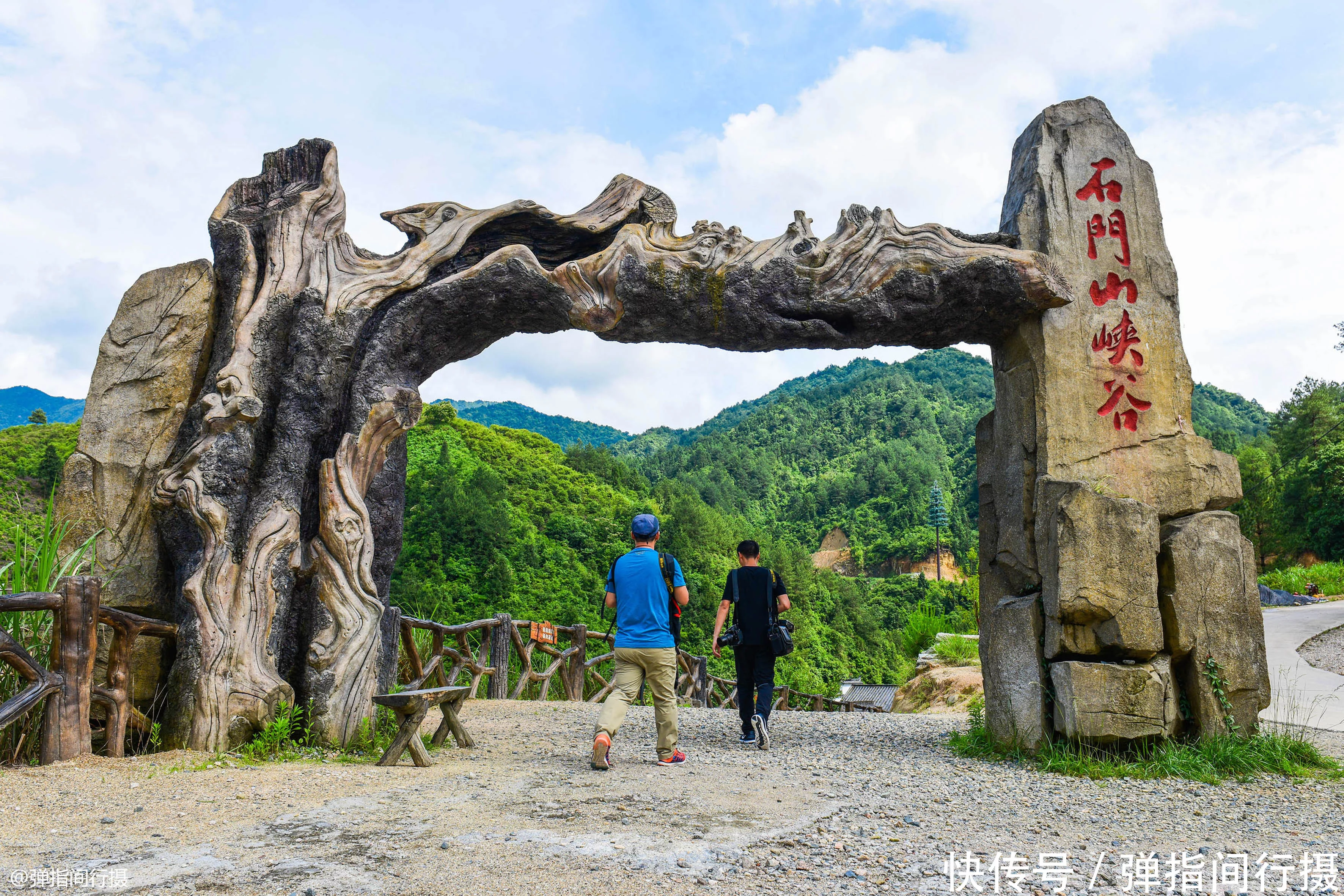 历史悠久的乡间村落、古意犹存的徽派建筑、漫山遍野的油菜花,被许多人视作是“诗和远方”