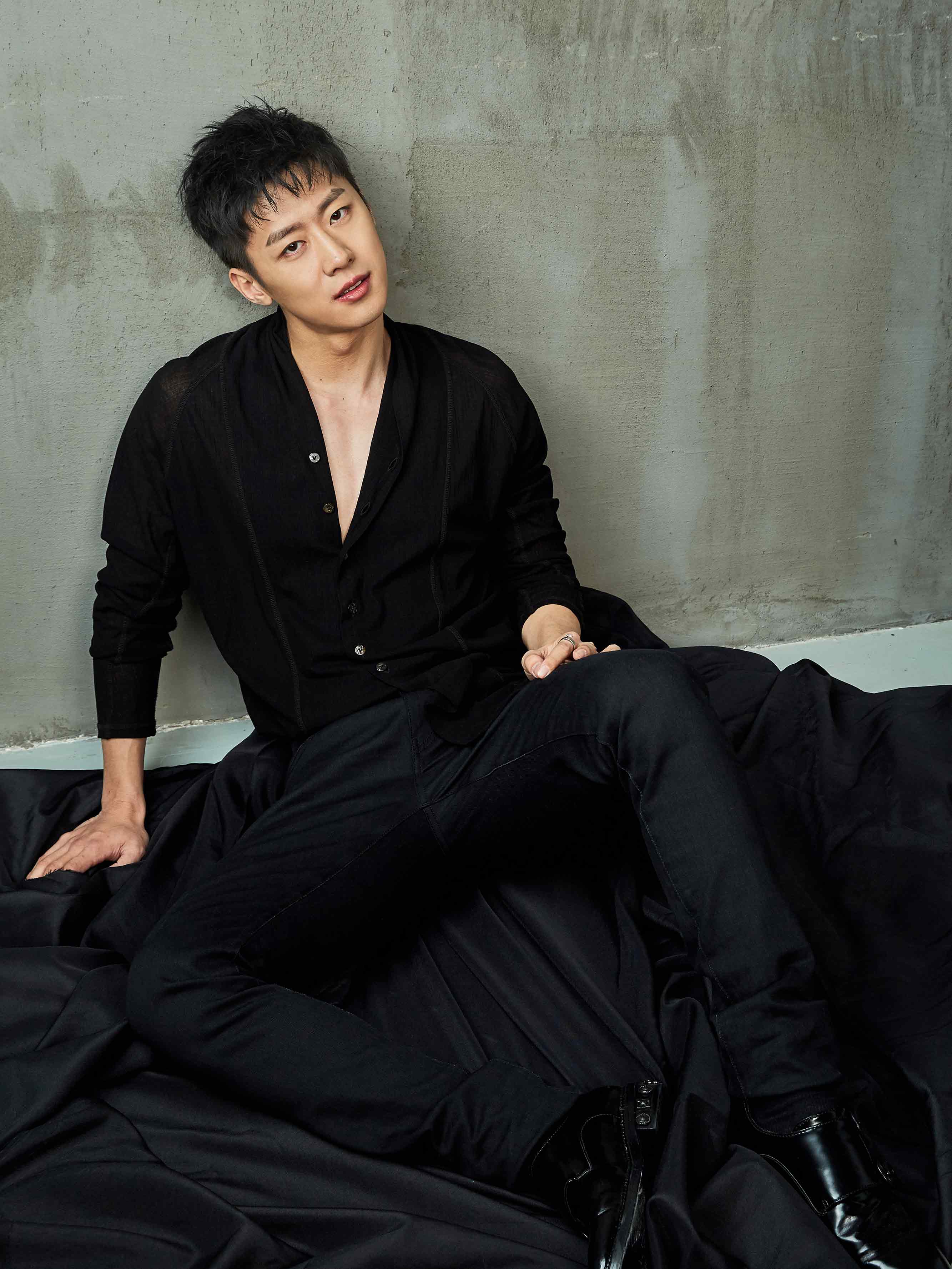 朱嘉琦高反差写真 面容冷峻"男友力"爆棚