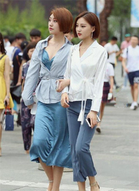 「半身裙」街拍:面赛芙蓉的美女,白衬衫搭配半身裙,长相清秀又美丽