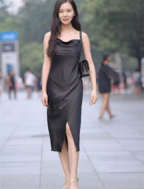  「闺蜜」街拍：吊带牛仔美女纹身好亮眼，闺蜜的大长腿白皙无瑕