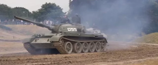 吴京没有军方背景 拍战狼为什么能够调来真正的坦克?