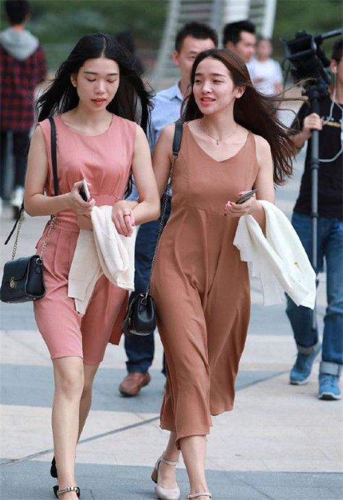  #个性#街拍：笑容甜美的小姐姐，个性上衣配牛仔紧身裤，长发披肩温婉动人