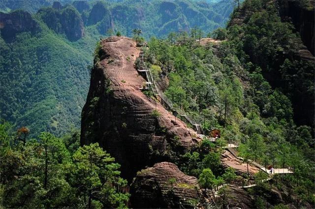 丽江老君山奇观,千万只“红乌龟”爬上山,游客都得赤脚上去【2020热门旅游景点】
