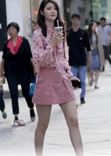  「气质」街拍：小姐姐身穿T恤搭配长裤，高挑的身段，俏美中带着十足气质
