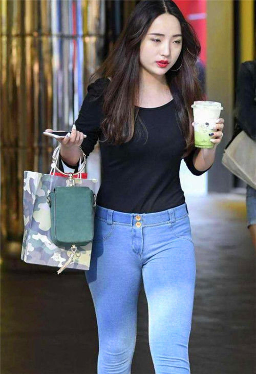  美女：街拍：身材高挑的美女，潮流时尚的穿搭，轻松秀出高挑曼妙的好身材