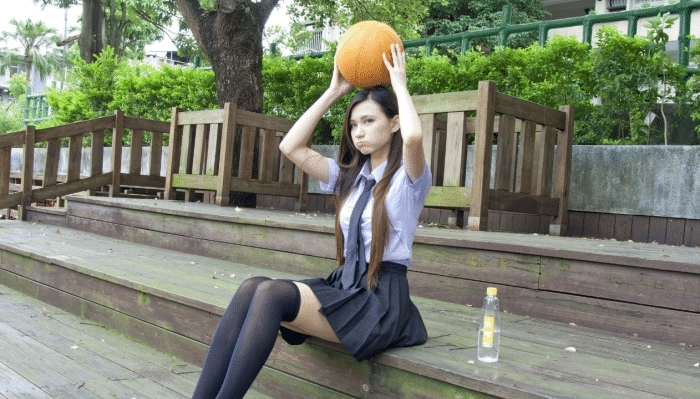 穿半筒丝袜的学姐，是在等人教你打篮球吗？插图(3)